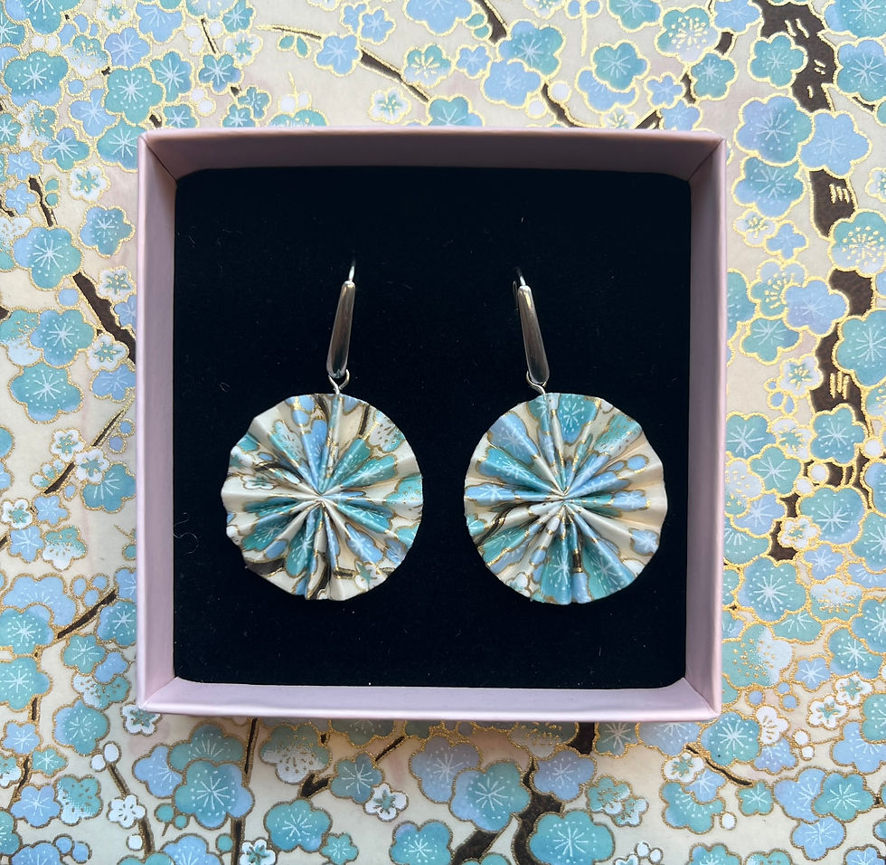 Handgefertigte Origami Schmuck Ohrringe En mit Ume Blüte aus japanischem Yuzen Washi, leicht und elegant getragen