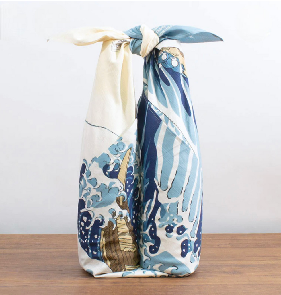 Thumbnail: Furoshiki Tuch L 100 cm mit Hokusai Welle Kanagawa Motiv – japanisches Verpackungstuch aus Baumwolle bei Kawaii München