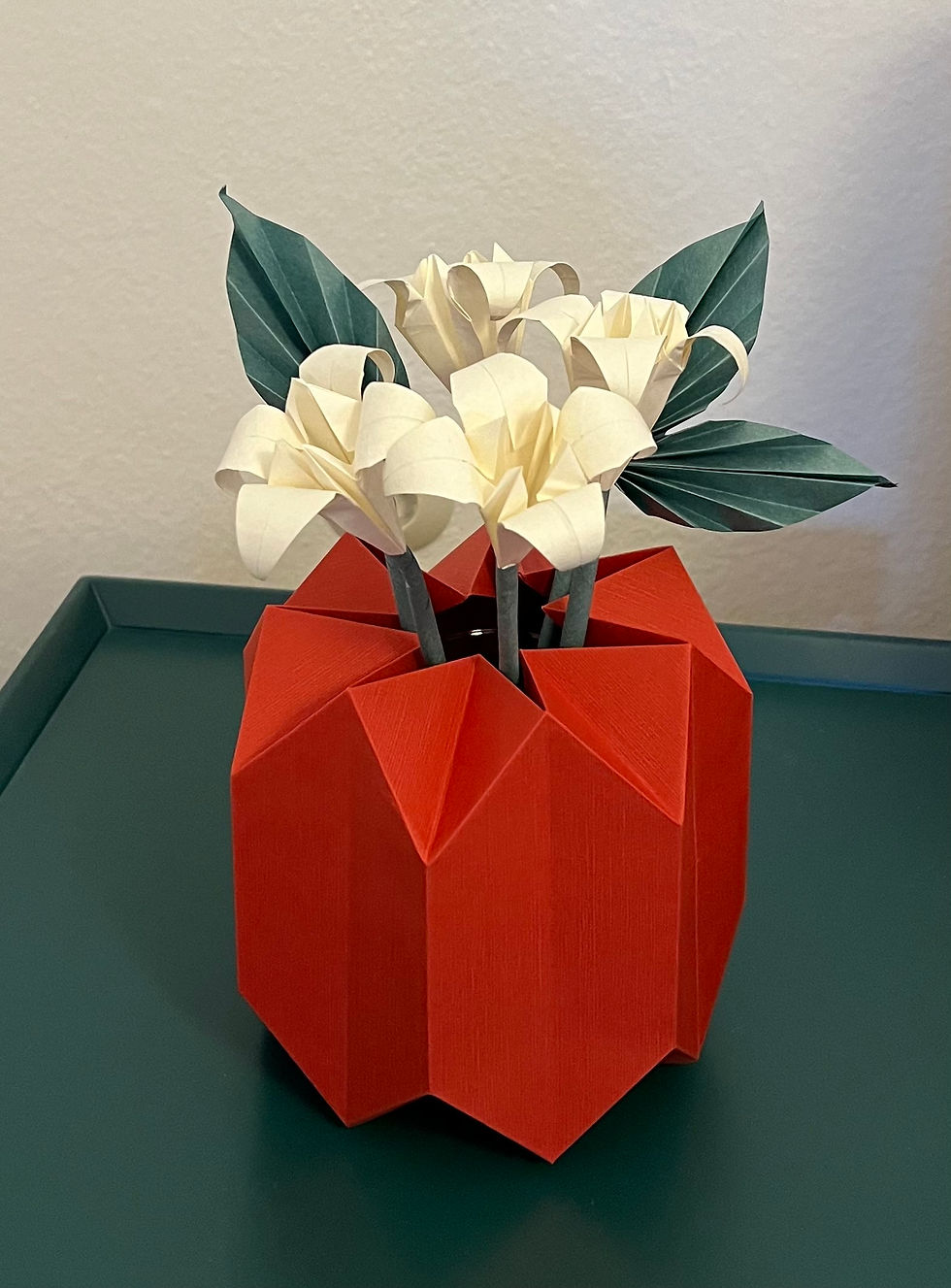 Thumbnail: Origami Plissee Vase mit Origamiblumen