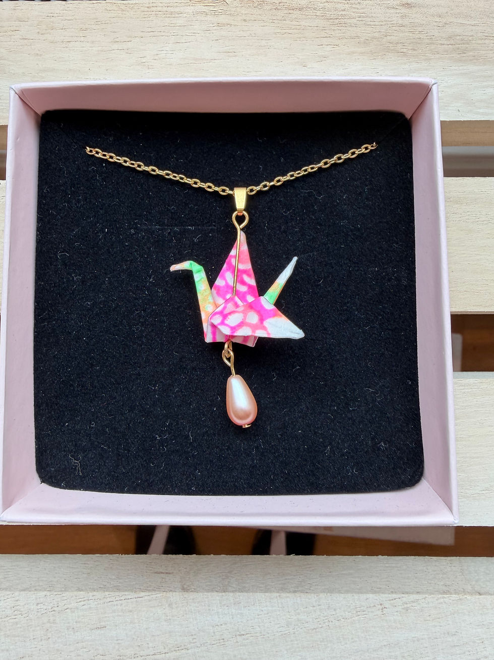 Thumbnail: Handgefertigte Origamischmuck Kette mit Kranich und Tropfen Anhänger im japanischen Design von Kawaii München