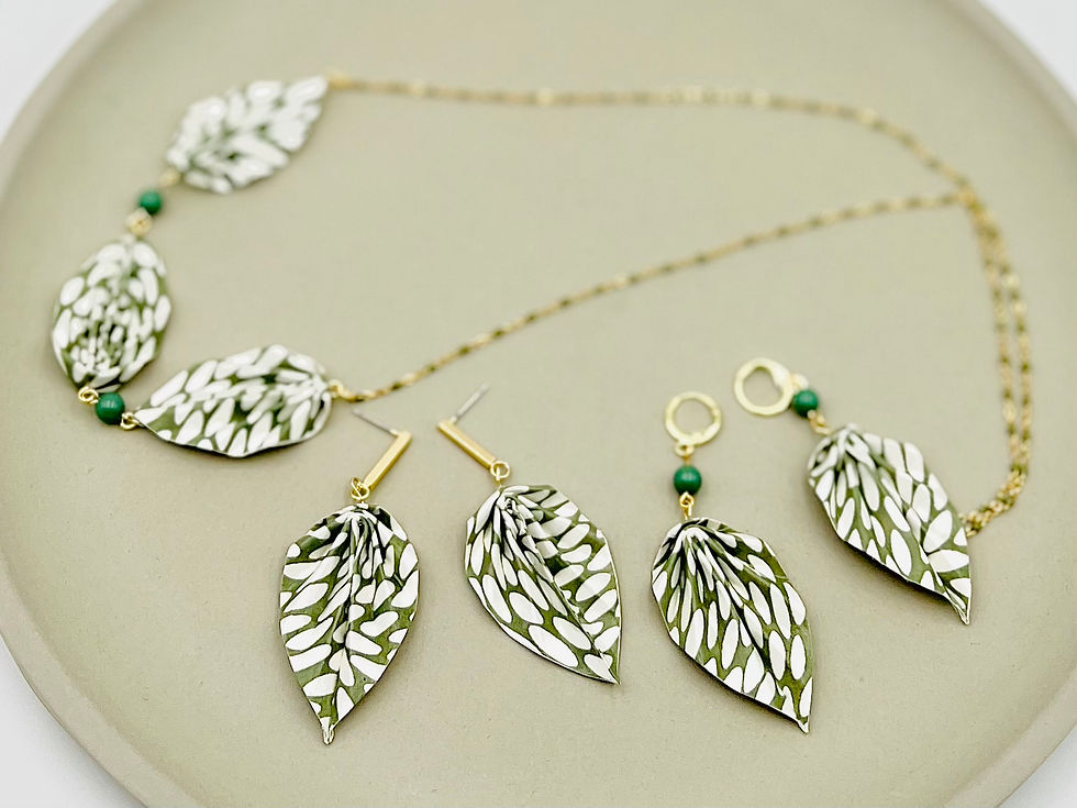 Thumbnail: Origamischmuck Kette  3 Blätter Olive Grün  mit Swarovski Perlen