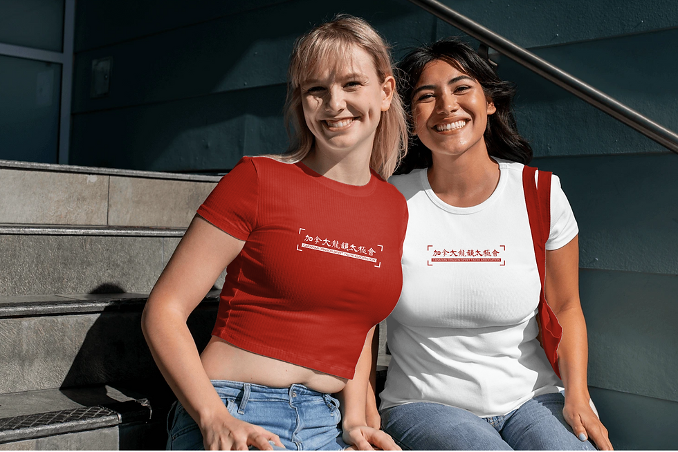 AI设计神器-两位女模特身穿T恤vi logo样机效果图