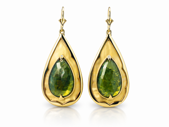 A green tourmaline is set on a golden pearl shell in 14kt yellow gold.