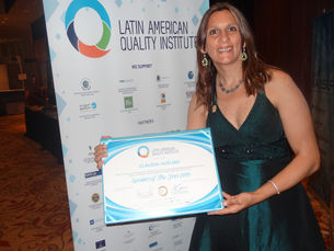 Claudia Huelmo recibe distinción en los Latin American Quality Awards