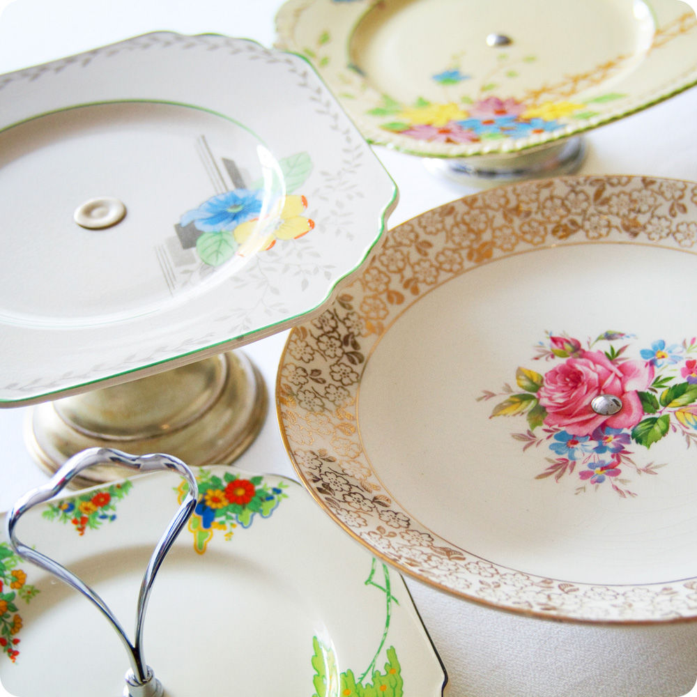 VINTAGE CERAMIC FOOTED CAKE STAND