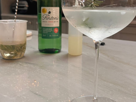 12 Days of Drinkmas 🌲 Day 4: Rosemary Gimlet