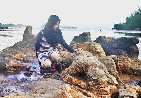 Pantai-Air-Manis-Batu-Malin-Kundang-di-Padang.jpg