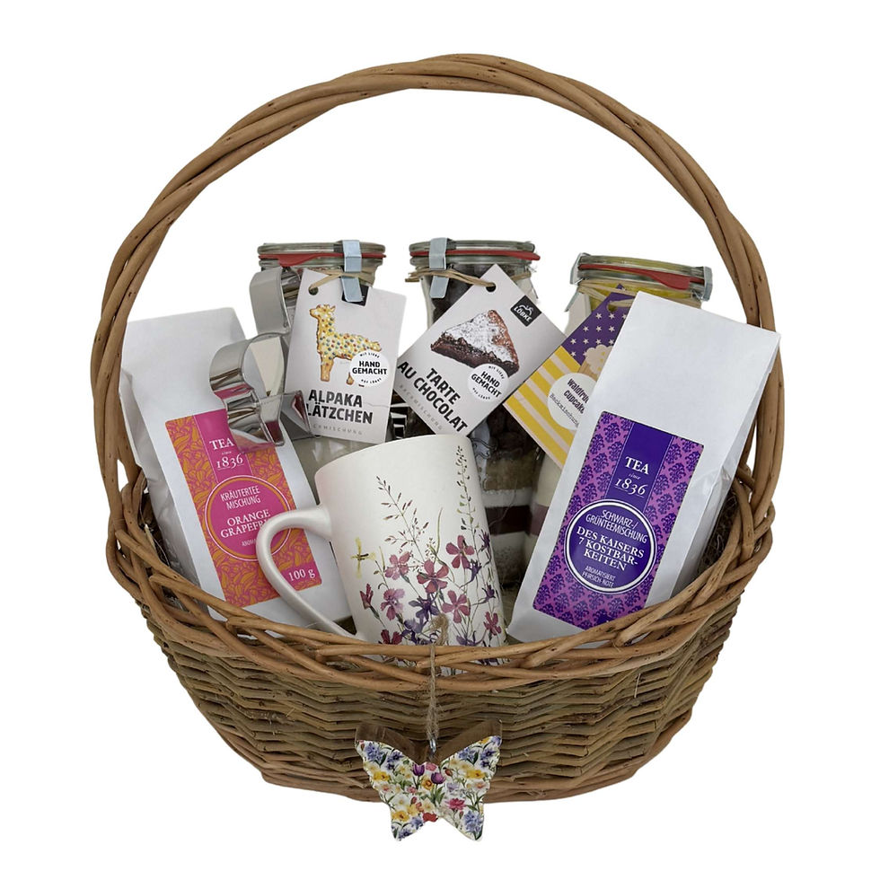 Präsentkorb mit Backmischungen im Weckglas Tee und Tasse dekorativ arrangiert.