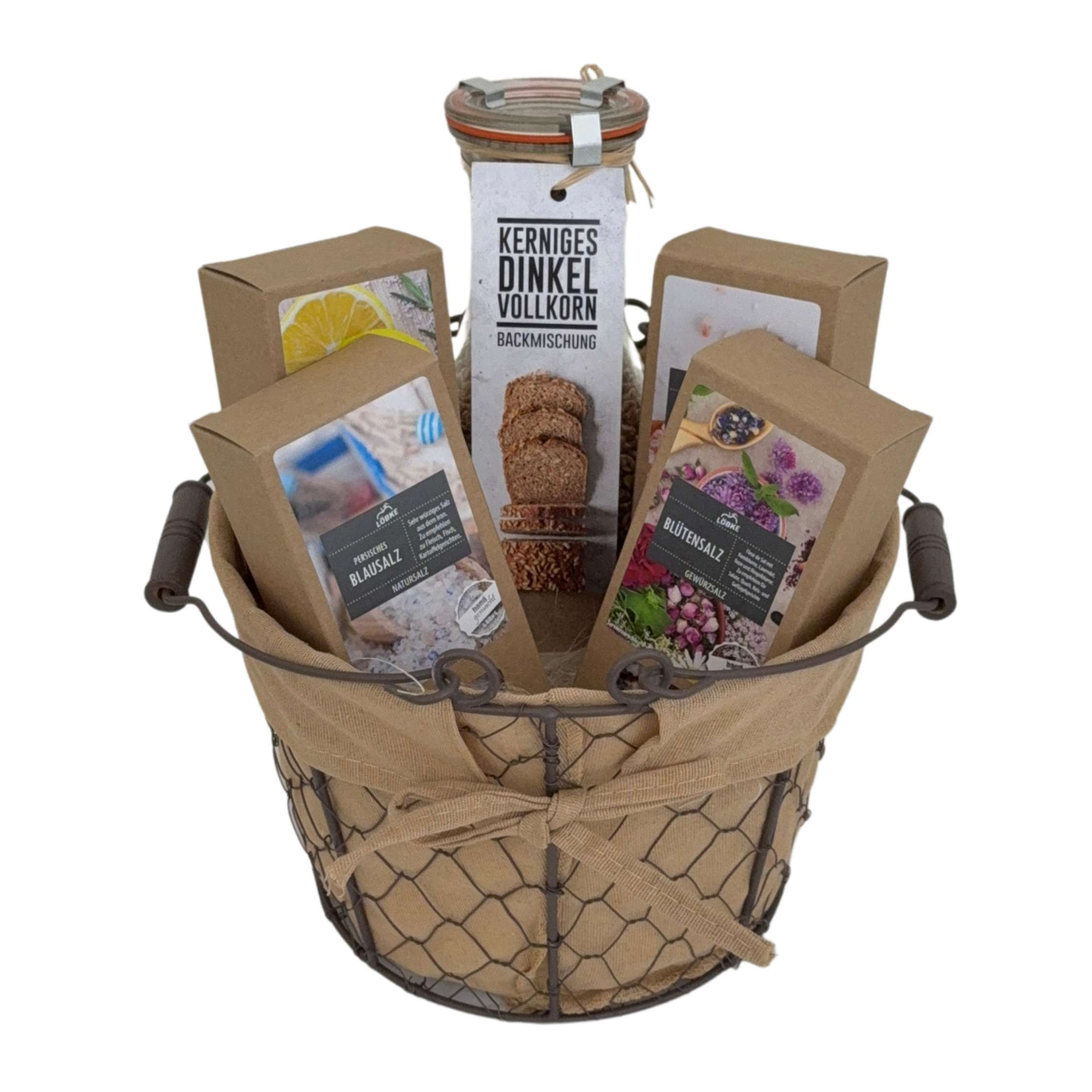 Brot und Salz Geschenkkorb zum Einzug mit Dinkelbrot Backmischung im Weckglas und vier Salzsorten dekorativ angerichtet.