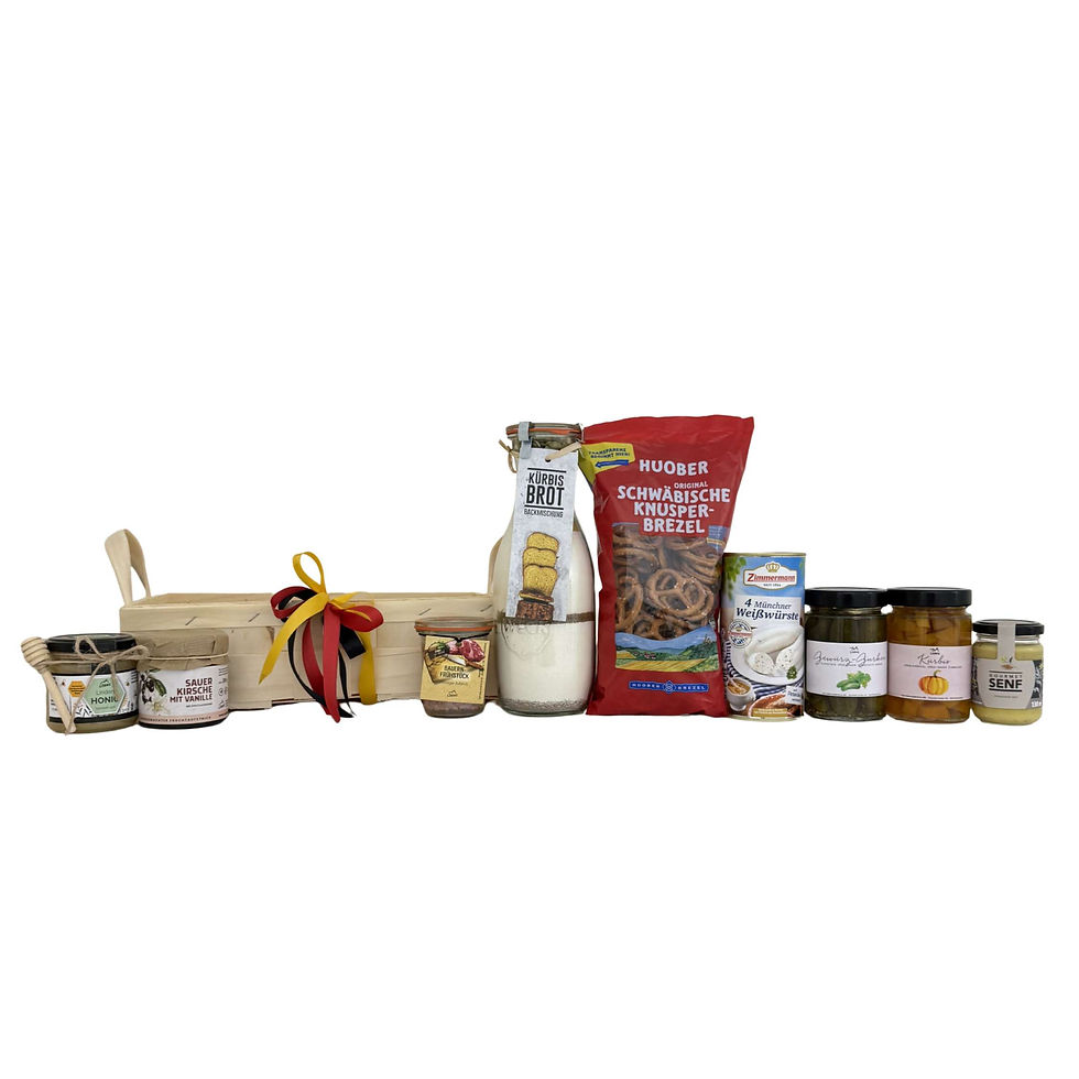 Liebevoll arrangierter deutscher Geschenkkorb mit Weißwurst, Kürbisbrot, Honig, Senf und herzhaften Spezialitäten.