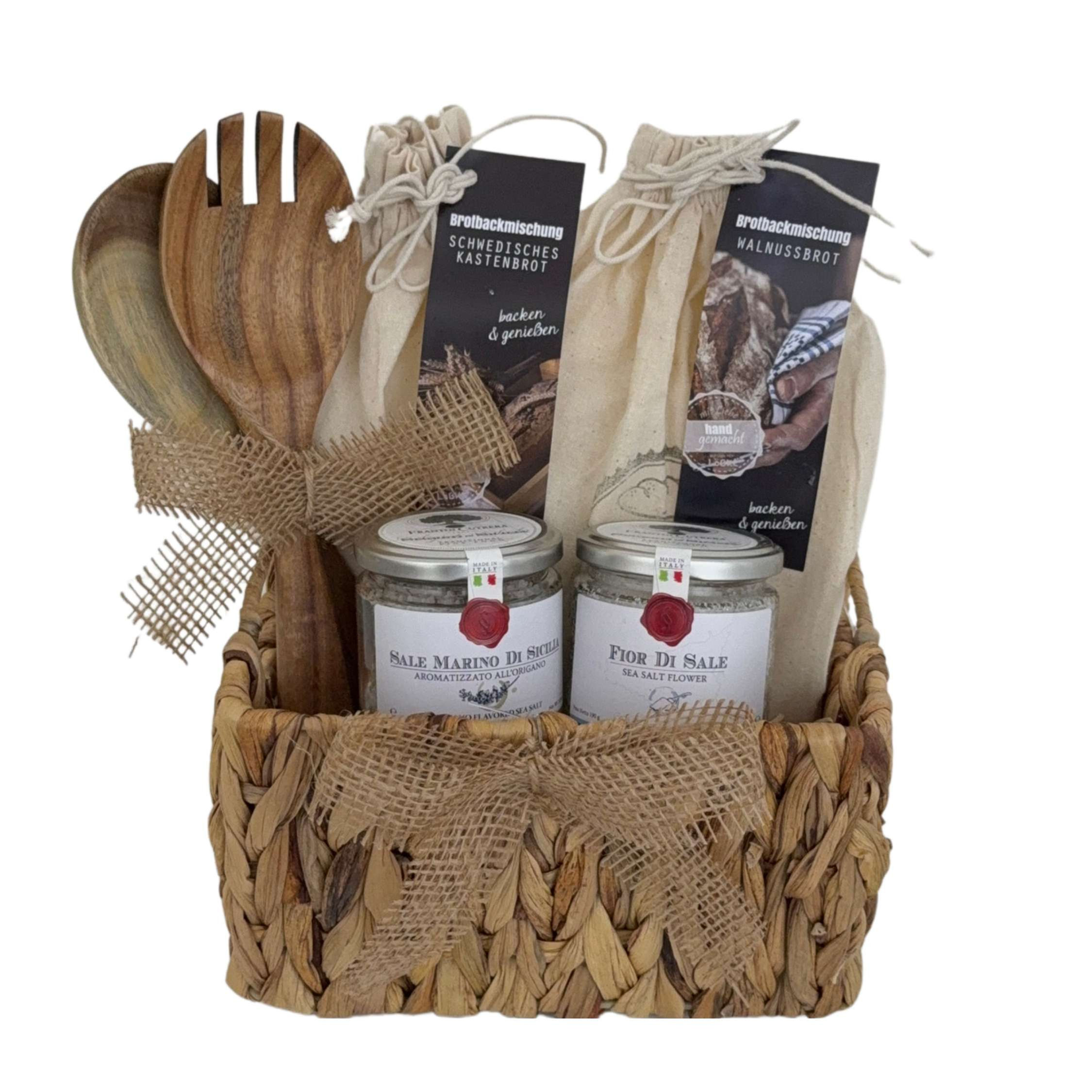 Präsentkorb zum Einzug mit Brotbackmischungen, Meersalz und Holzlöffeln dekorativ angerichtet.