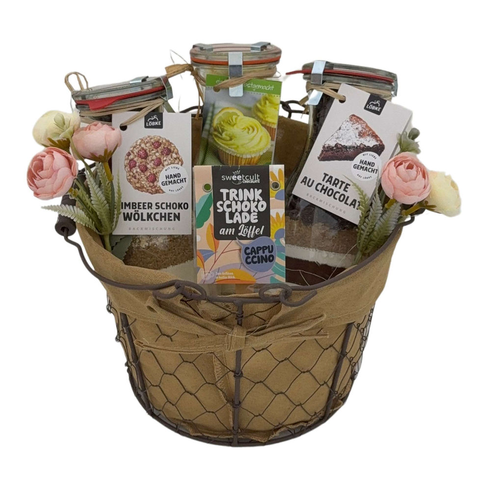 Runder Präsentkorb mit Juteeinlage, Blumen, Backmischungen im Glas und Trinkschokolade dekorativ zusammengestellt.