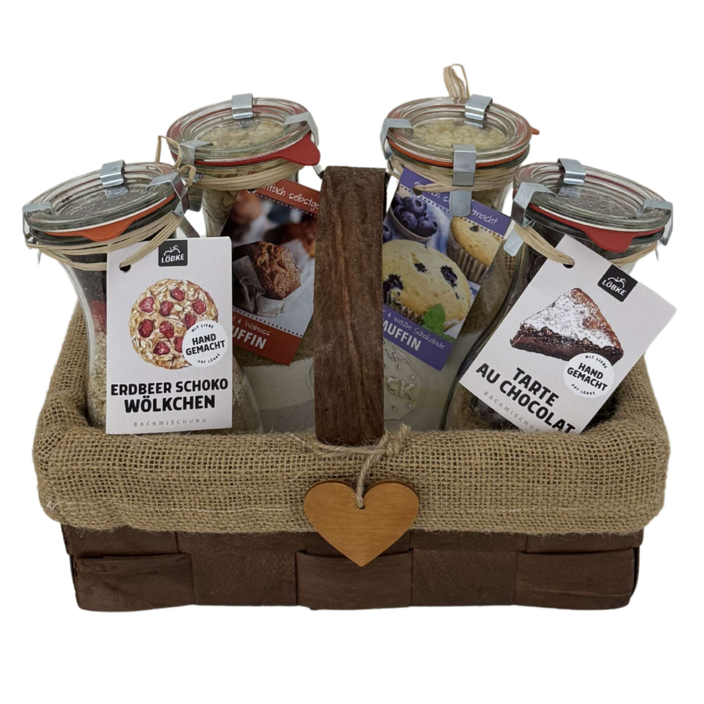 Präsentkorb aus Holz mit vier Backmischungen im Glas, dekorativ mit Jute und kleinem Herzanhänger gestaltet.
