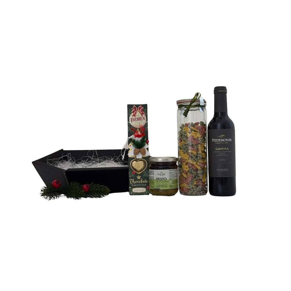 Kleiner Weihnachtskorb Winterzeit mit Nudeln, Pesto und Rotwein als Übersicht – perfekte Feinkost Geschenkidee