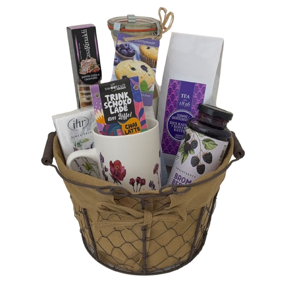 Frauen Präsentkorb Violet Tea Comfort mit Tee, Chai-Trinkschokolade, Süßigkeiten und Tasse als Verwöhngeschenk