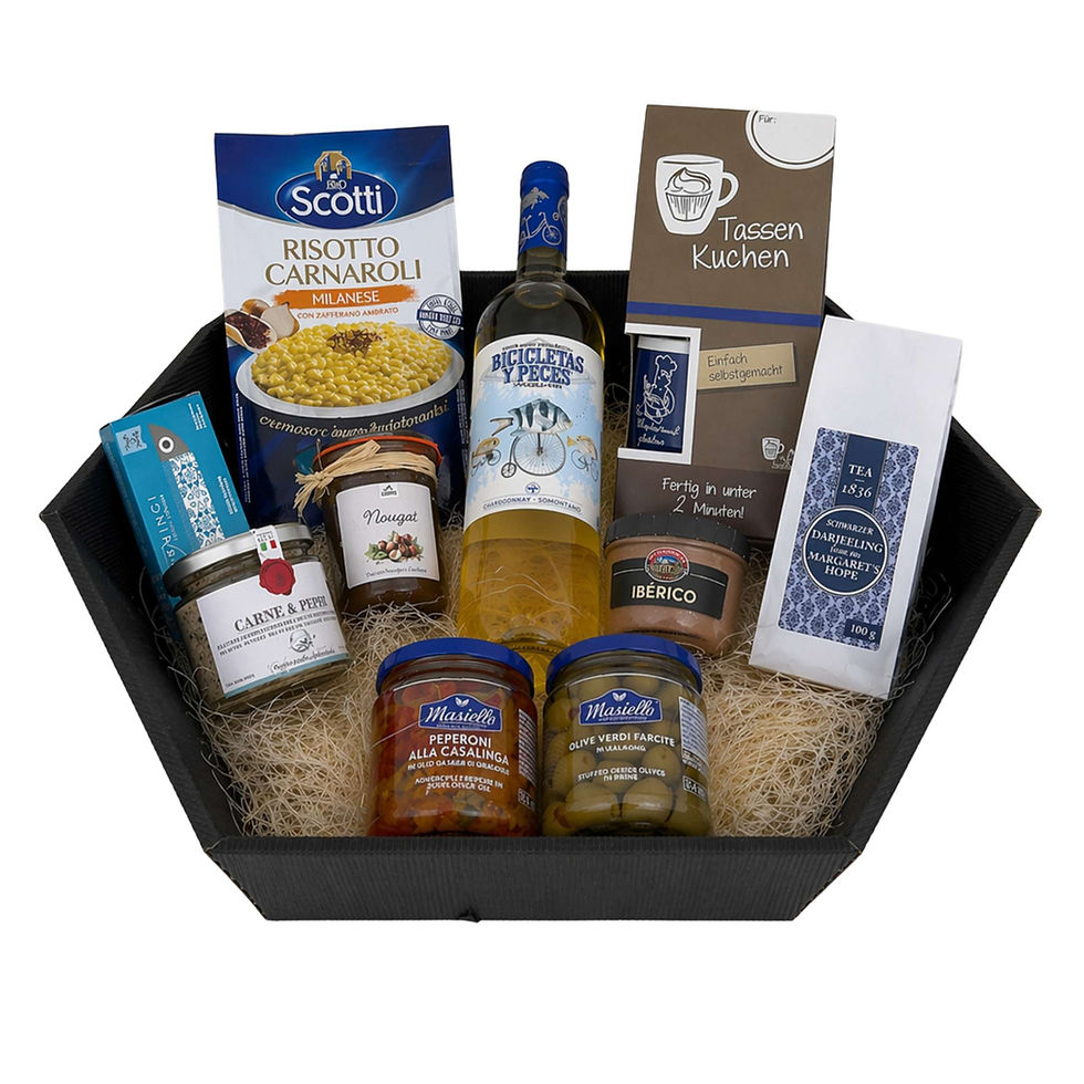 Präsentkorb mit Weißwein, Risotto, Tee, Antipasti und süßen Spezialitäten in modernem Geschenkkorb.