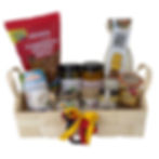 Rustikaler deutscher Präsentkorb mit Weißwürsten, Kürbisbrot Backmischung, Brezeln und Feinkost in heller Holzbox.