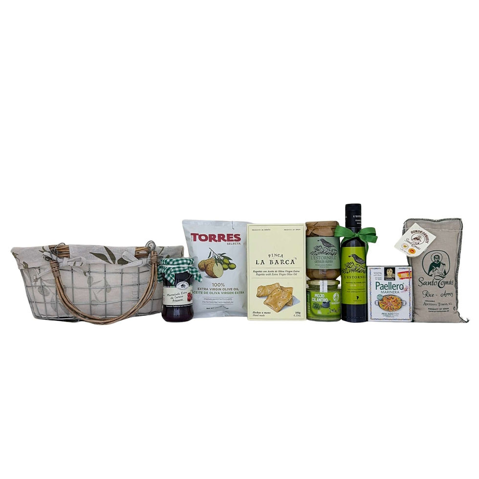 Spanische Feinkostprodukte aus dem Präsentkorb mit Paella Reis, Regañás, Olivenöl, Chips und Mojo Cilantro nebeneinander.