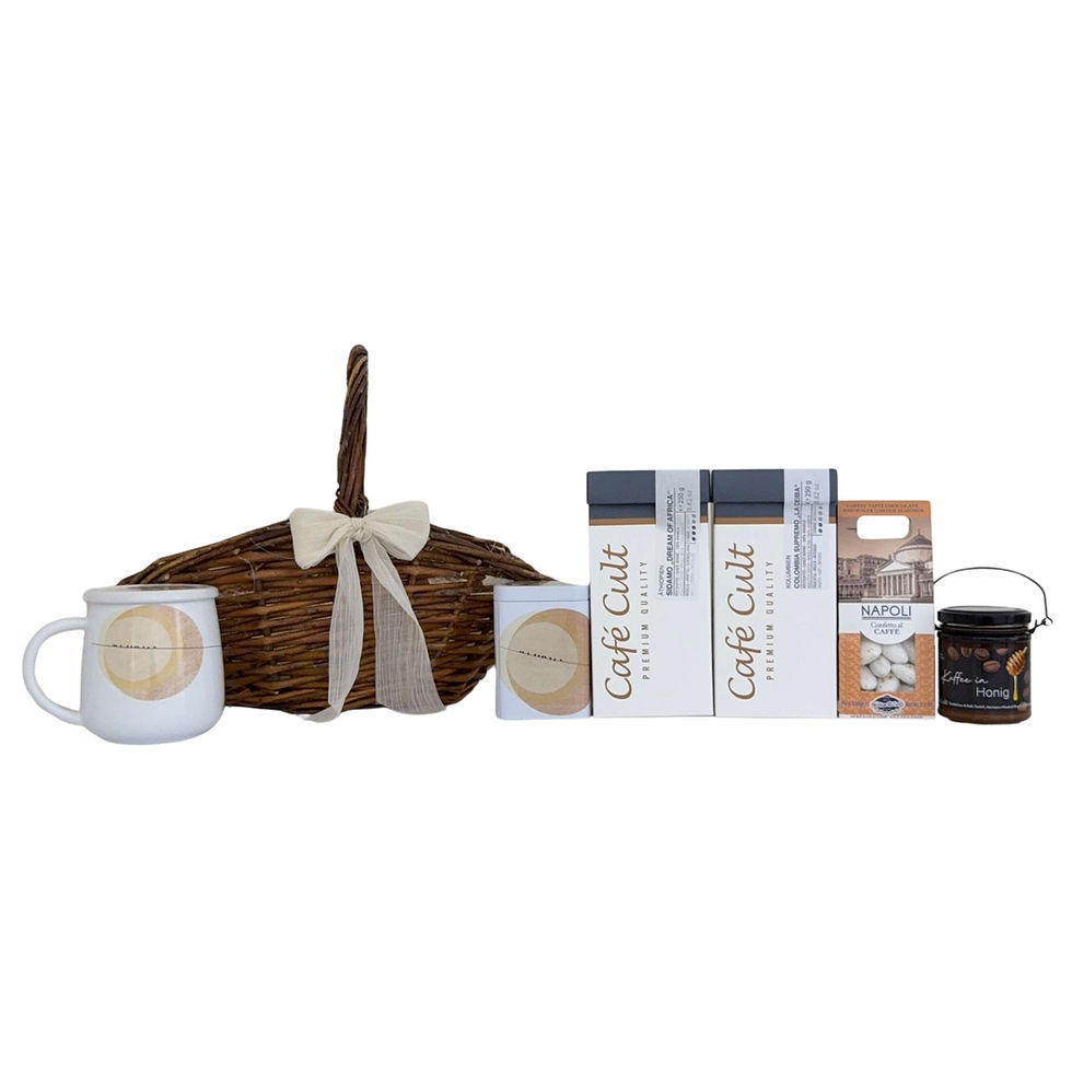 Set aus Kaffeebohnen, Kaffee Honig, Mandeln, Tasse und Dose neben leerem Weidenkorb in abgestimmten Kaffeefarben.