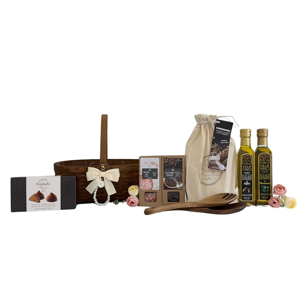 Einzug Geschenkset mit Brotbackmischung, Olivenöl, Pfeffer, Salz und Pralinen übersichtlich nebeneinander dargestellt.