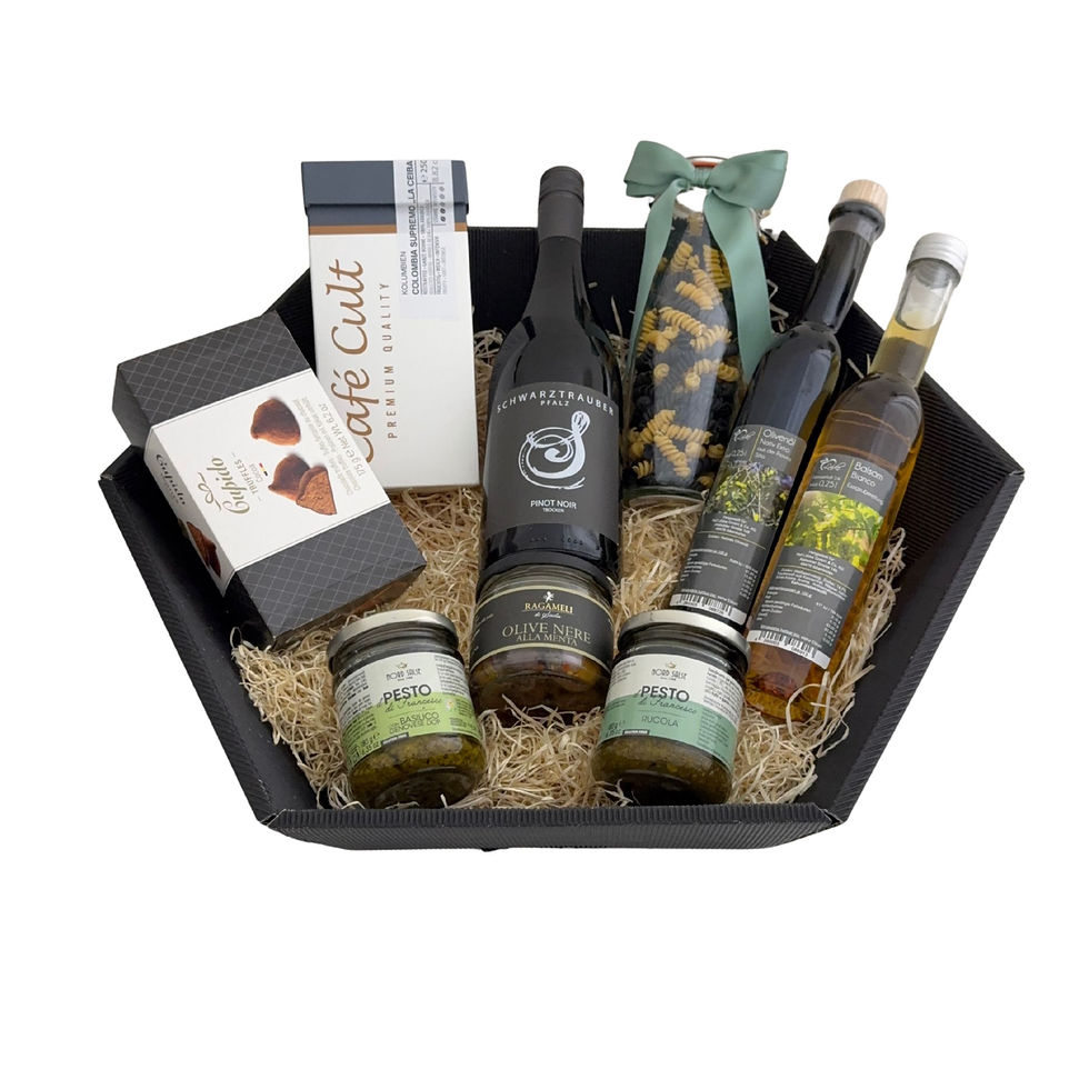 Geburtstags Geschenkkorb „Black Edition“ mit Rotwein, Pesto und Feinkost – elegant arrangiert im schwarzen Präsentkorb