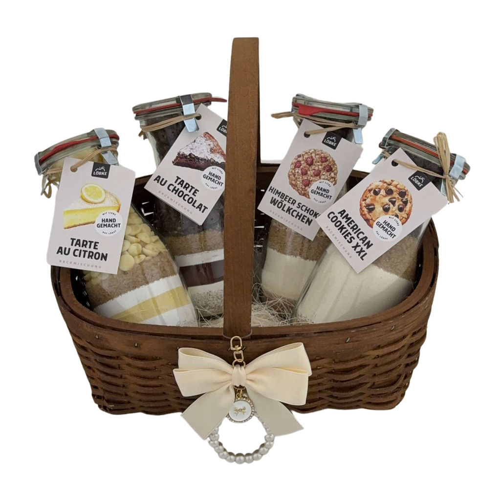 Geflochtener Präsentkorb mit Schleife und Perlenanhänger, gefüllt mit vier Backmischungen im Glas.