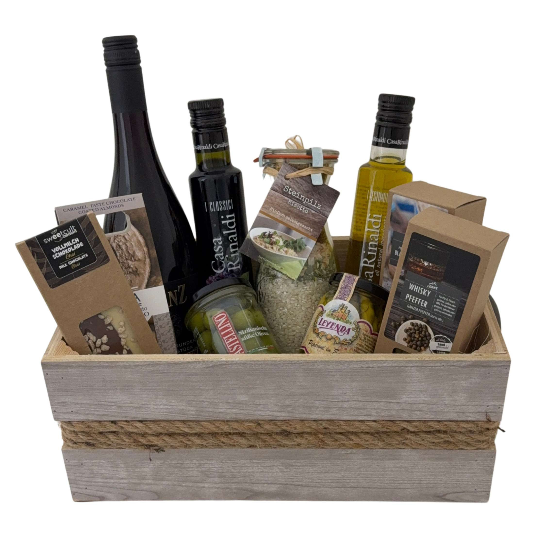 Präsentkorb „Für den besten Papa“ mit Rotwein, Feinkost, Oliven, Gewürzen und Snacks in rustikaler Holzbox