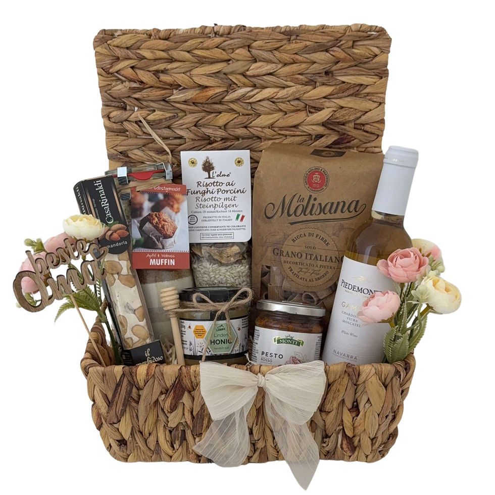 Präsentkorb „Beste Oma“ mit Weißwein, Pasta, Risotto, Pesto, Honig und Backmischung in warmer Natur-Optik.