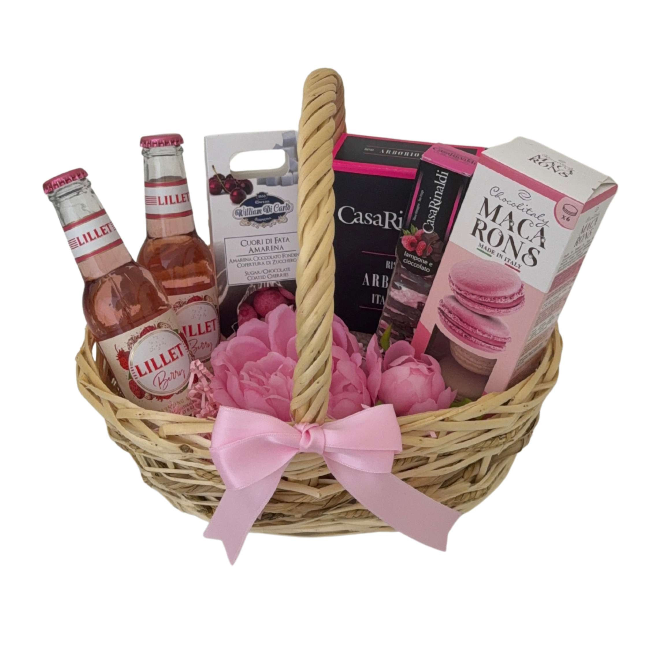 Frauen Präsentkorb mit Lillet Berry, italienischer Feinkost, Macarons und süßen Spezialitäten als roséfarbenes Genussgeschenk