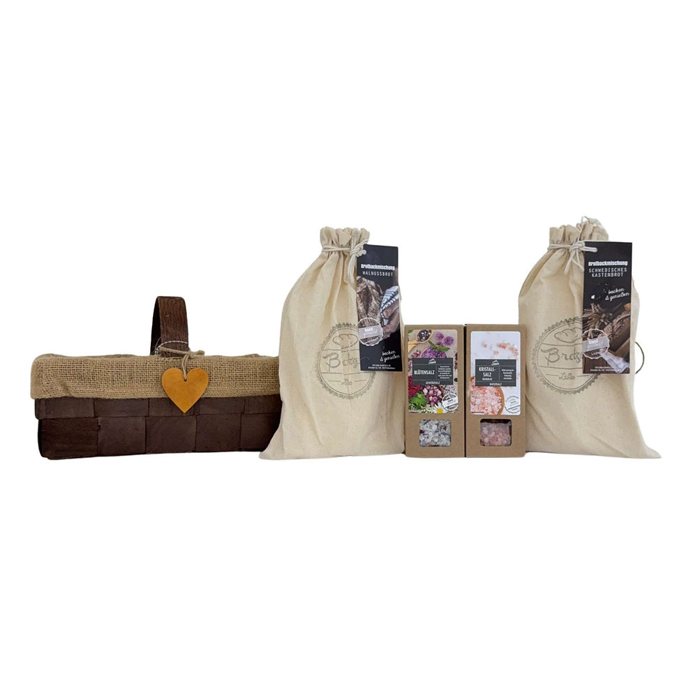 Kleines Einzug Geschenkset mit zwei Brotbackmischungen und Salzsorten übersichtlich nebeneinander dargestellt.