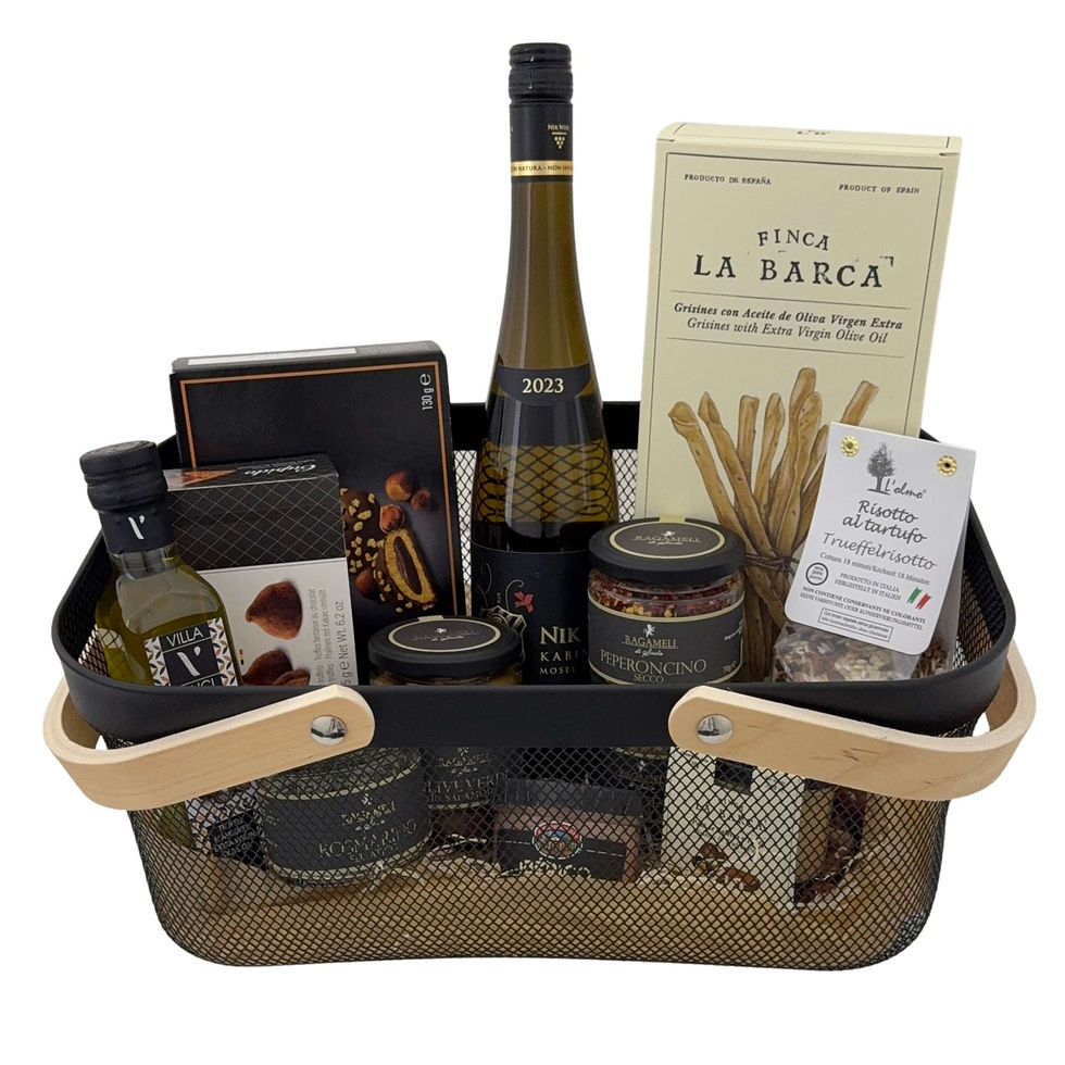 Präsentkorb mit Mosel Riesling, Trüffel Feinkost, Oliven und Grissini in modernem schwarzen Geschenkkorb.