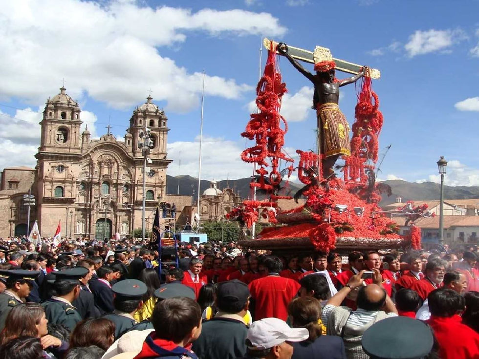Fieles en torno a la imagen del Señor de los Temblores