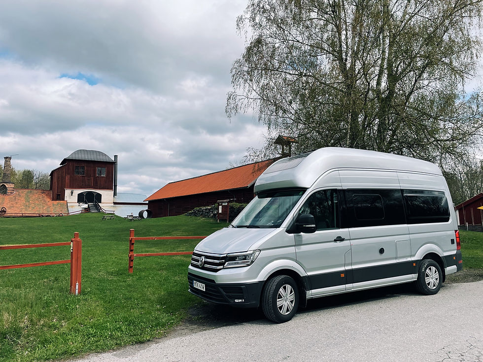 Silverfärgad campingbil VW Grand California som hyres ut av Europcar.