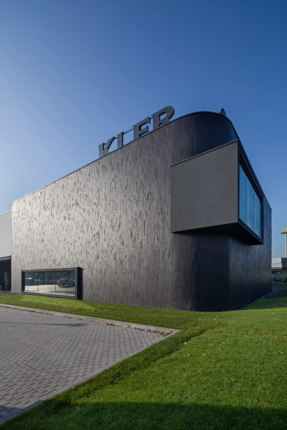 Vertical Black Beauty brick adds texture and contemporary appeal.