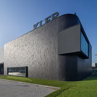 Vertical Black Beauty brick adds texture and contemporary appeal.