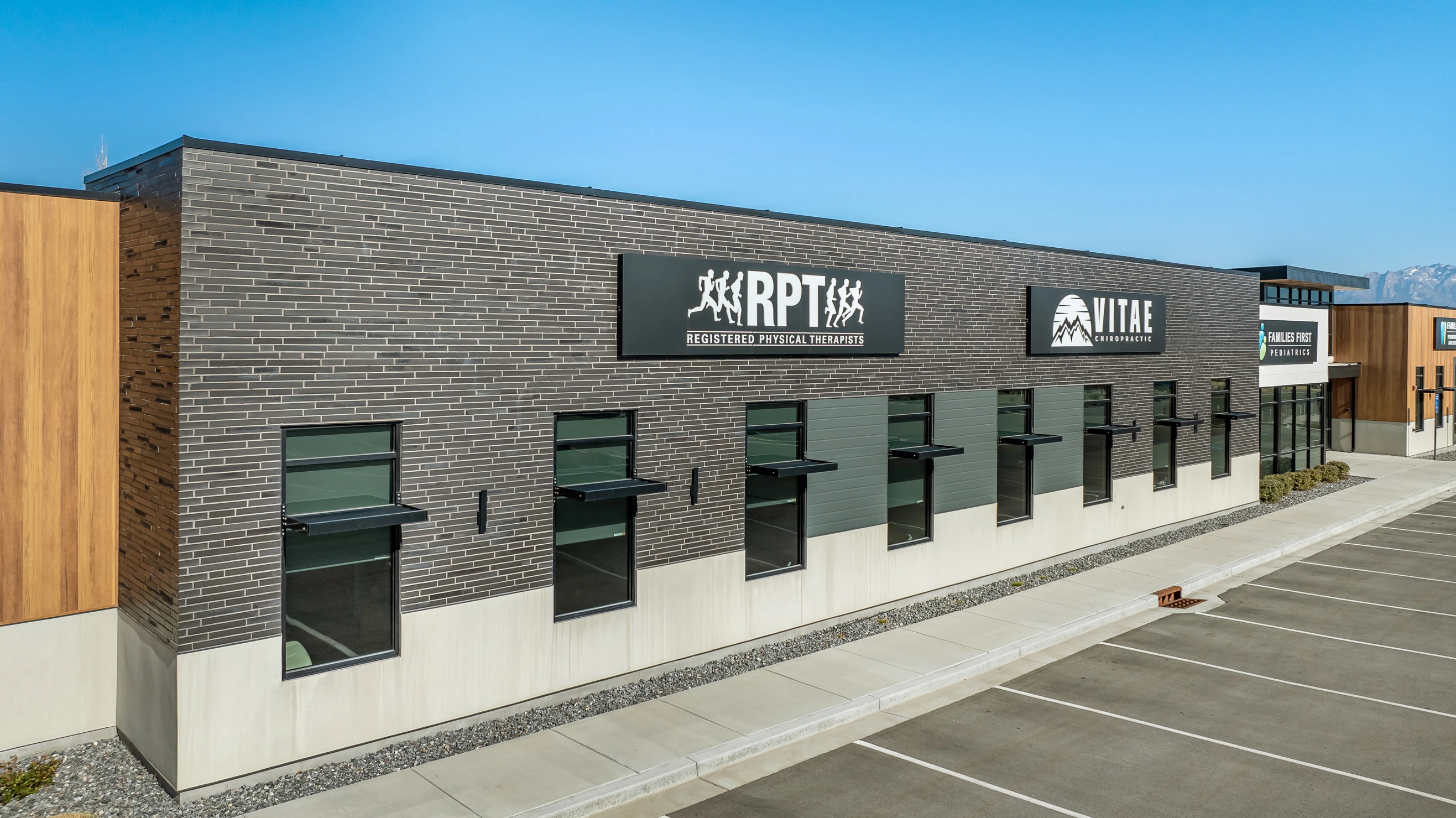 Light mortar highlights the pattern and texture of Black Beauty thin brick.