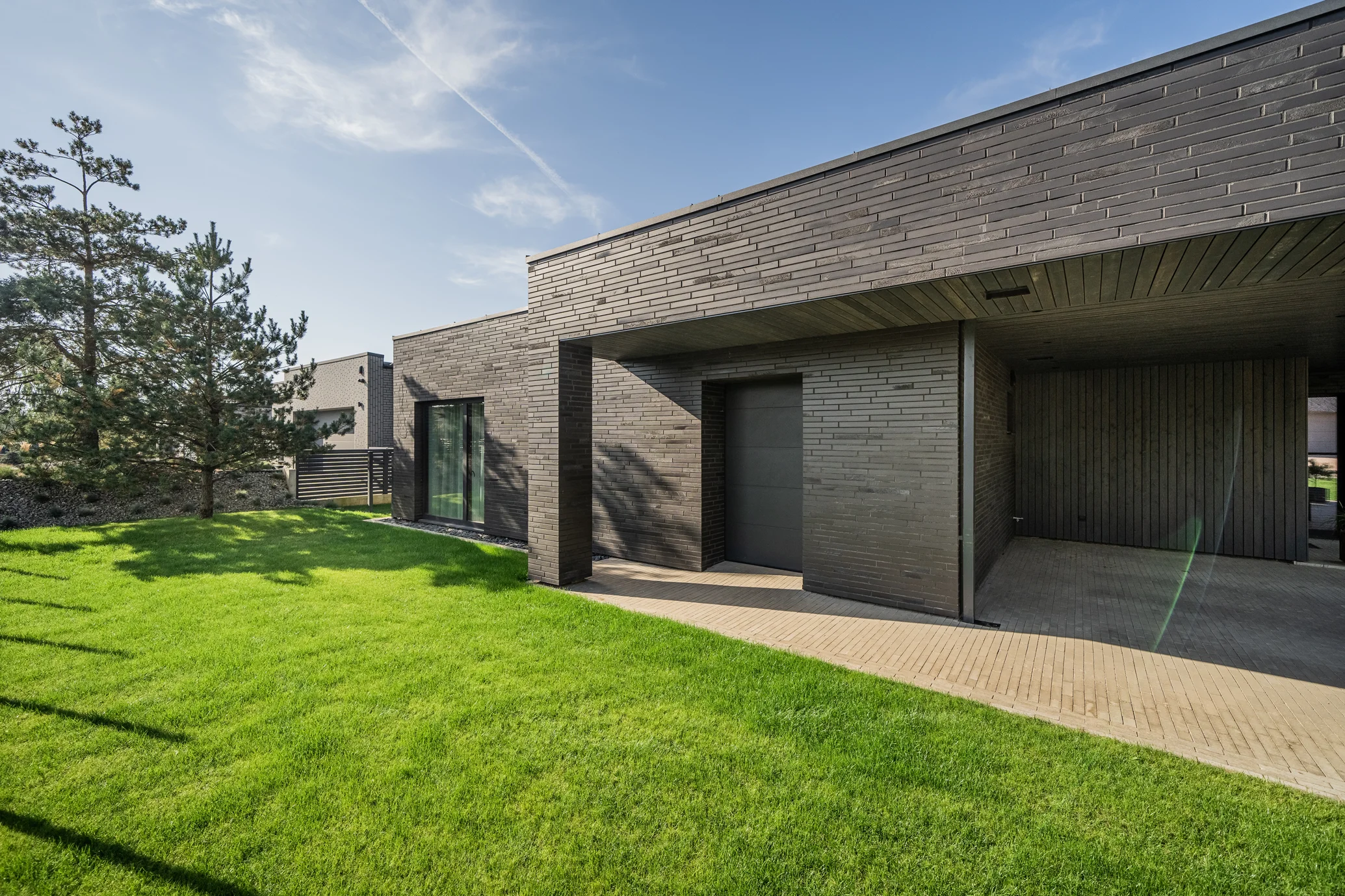 Black Beauty thin brick brings a sleek, modern look to this custom home.