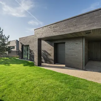 Black Beauty thin brick brings a sleek, modern look to this custom home.