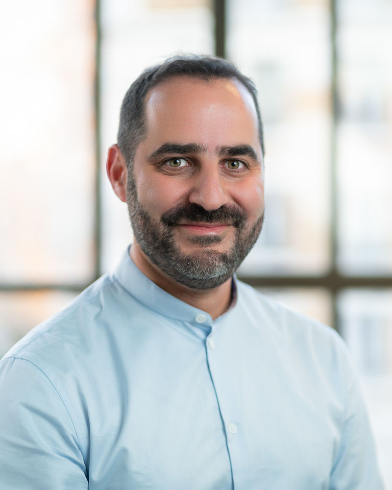 Portrait corporate d'un homme en chemise, lumi&egrave;re douce