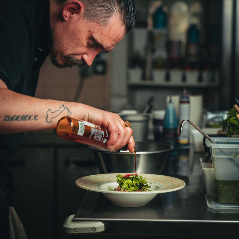 Chef dressant une assiette en cuisine