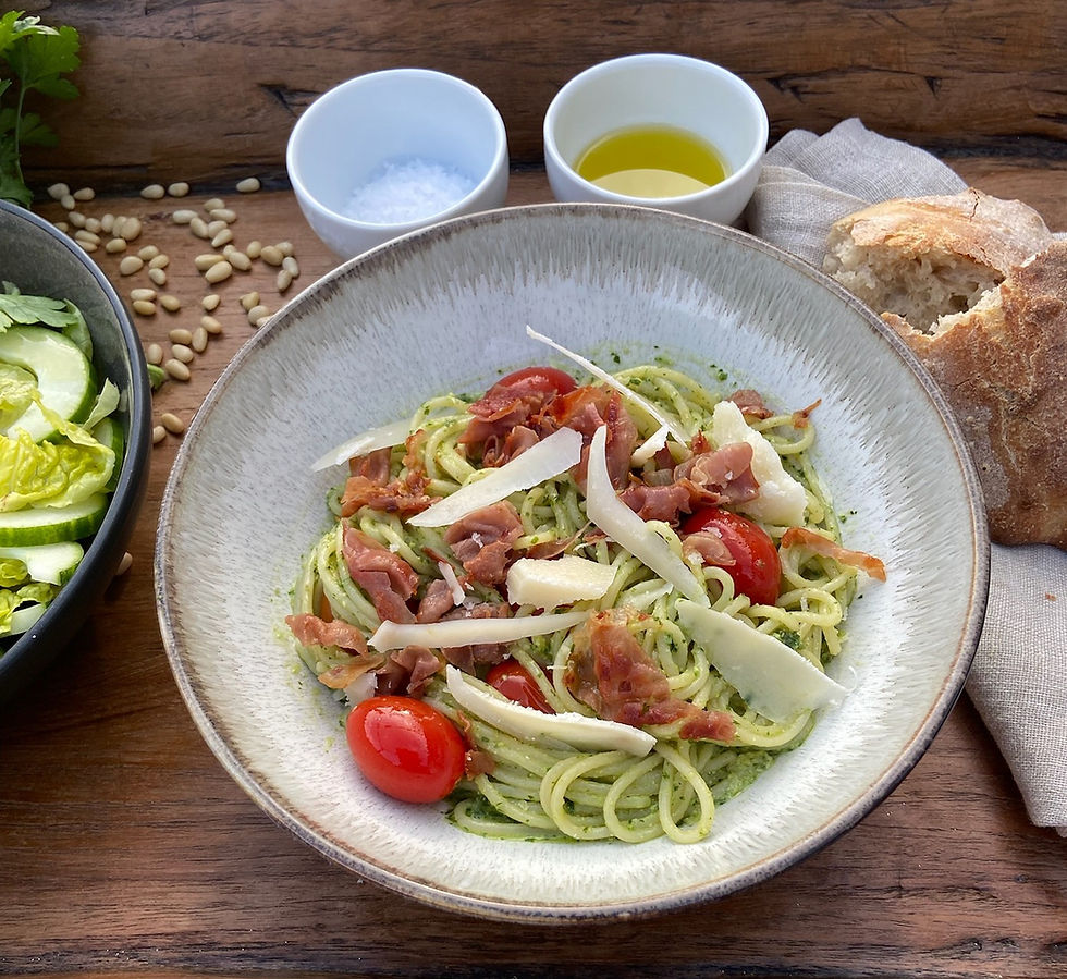 Pasta med pesto, tomater, sprød prosciutto og grøn salat