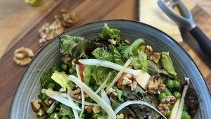 Salat med æble, bønner, ærter og valnødder
