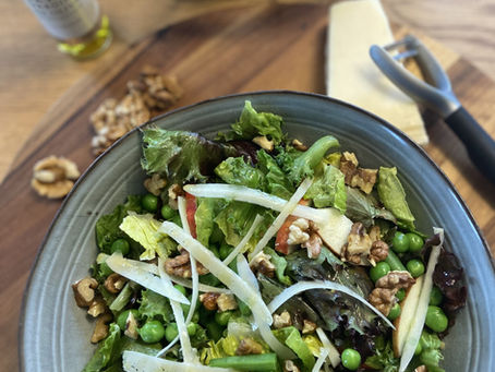 Salat med æble, bønner, ærter og valnødder