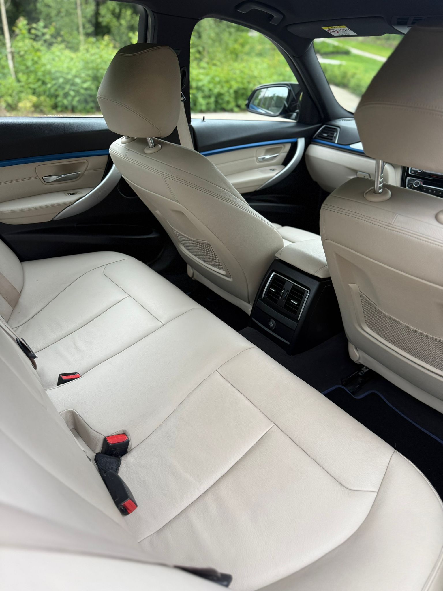 BMW 330e M Sport Auto gallery image 10
