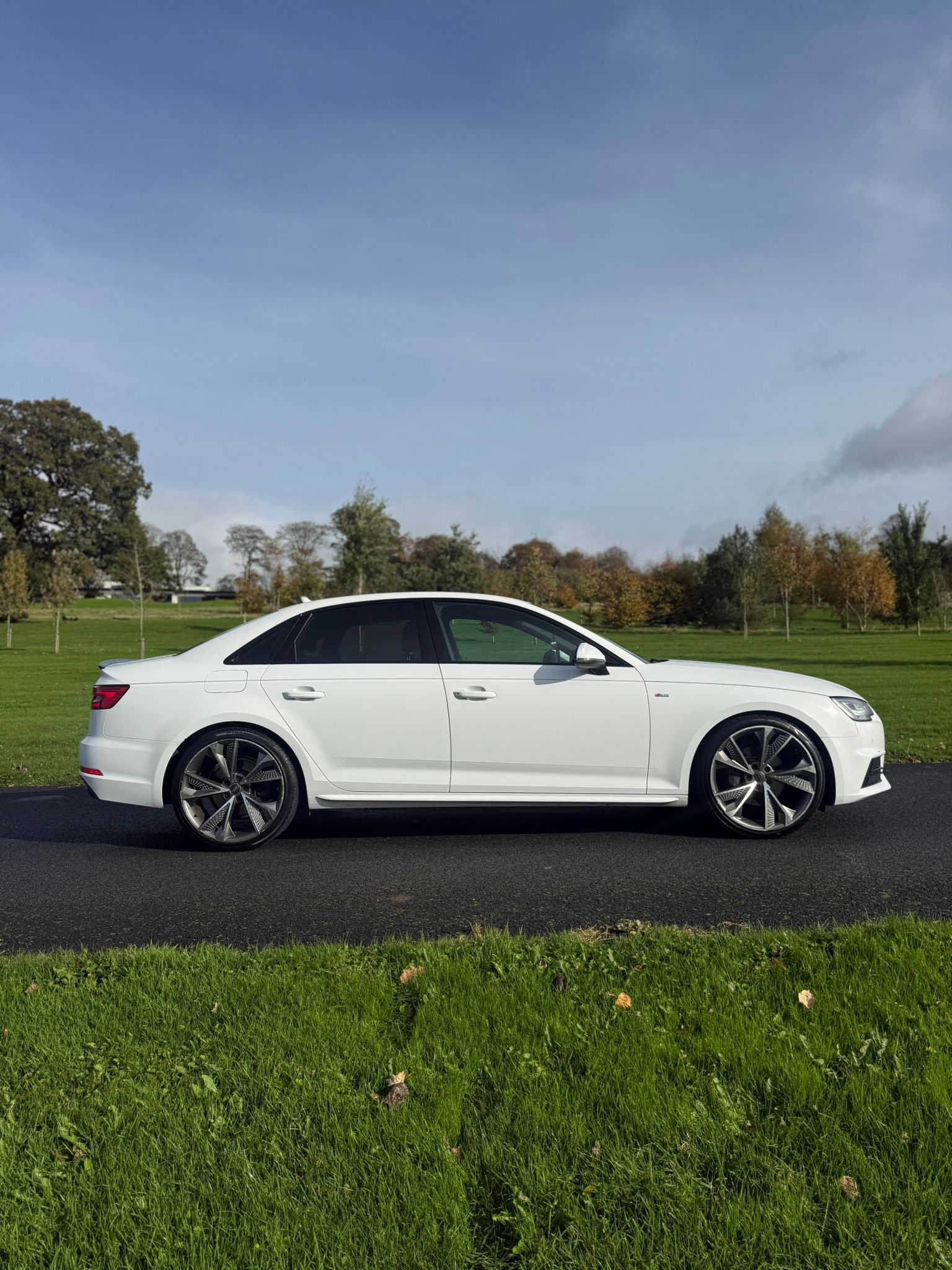 Audi A4 S Line Ultra Auto gallery image 7