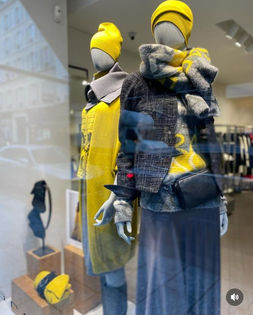 Vitrine full mannequins