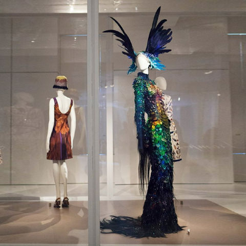 Exposition of mannequins in MoMu