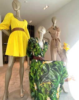 Uitstekende vrouwelijke winkeldisplay