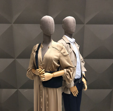 Figures masculines et féminines en tissu de lin marron clair