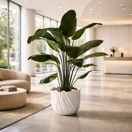 Grote opvallende pot met kunstplant in de lobby van een hotel